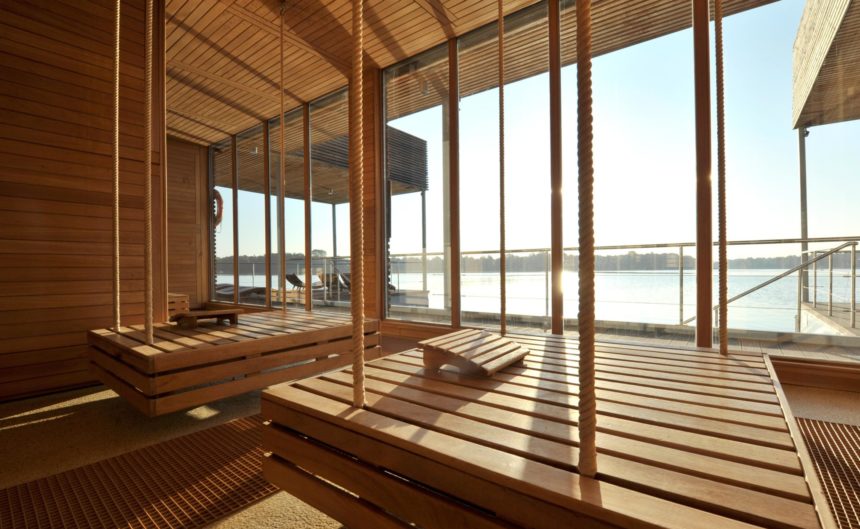 Gemütliche Holzliegen in der See-Sauna mit Panorama Blick über den See.