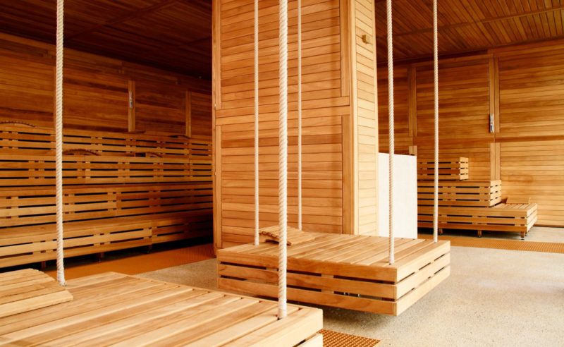 Hängende Holzliegen in der Sauna der Therme Brandenburg