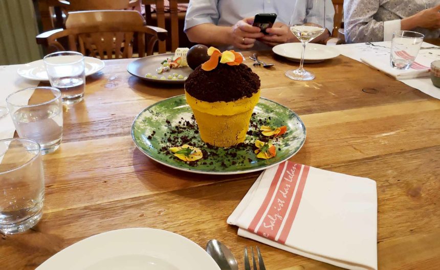 Dessert auf dem Tisch im Restaurant Seewirtschaft des Resorts Mark Brandenburg