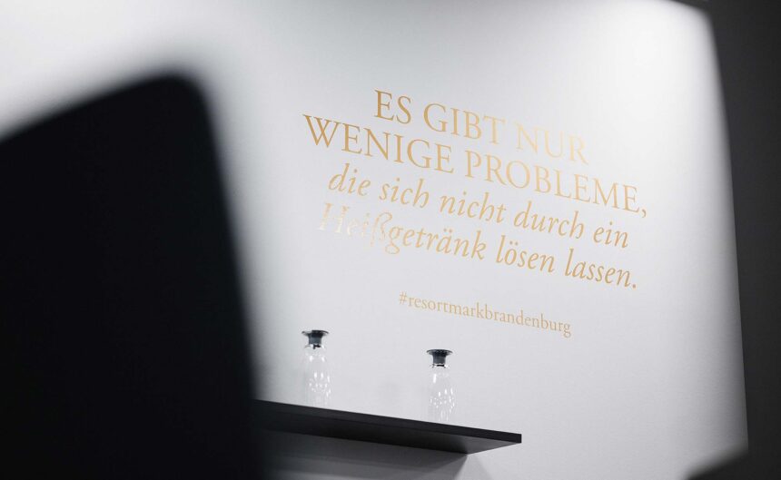 Nahaufnahme eines Schriftzuges an der Wand im Tagungsbereich eines Tagungshotels in Brandenburg.