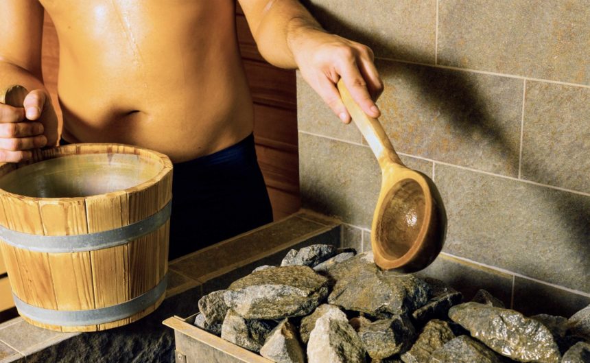 Mann macht einen Aufguss in der Sauna der Therme Brandenburg