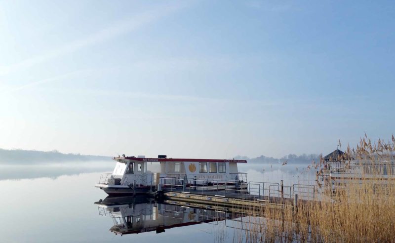 Seedampfer am Steg des Neuruppiner Sees im Tagungshotel Brandenburg