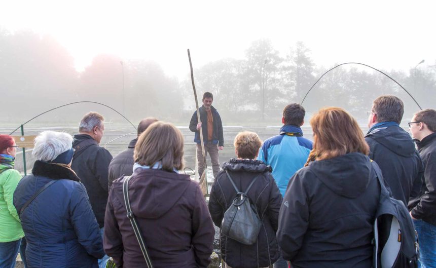 Mann steht vor Gruppe im Winter und erklärt ihnen etwas in Neuruppin