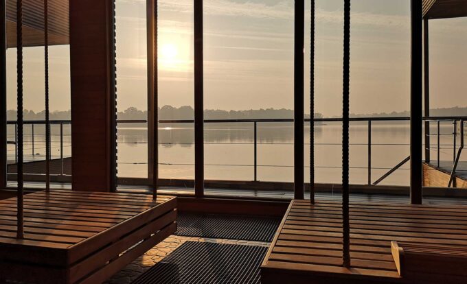 Holzliegen im Entspannungsbereich in der Fontane Therme in Neuruppin