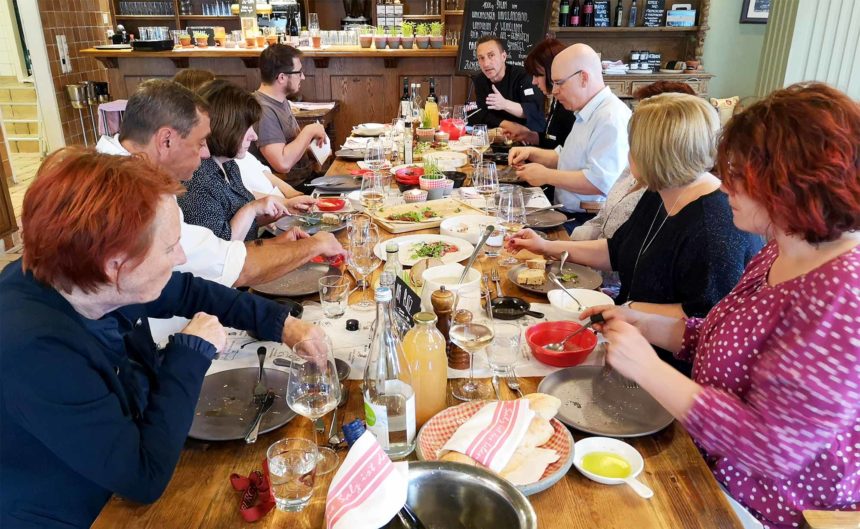 Gäste in fröhlicher Runde an der großen Tafel in der Seewirtschaft