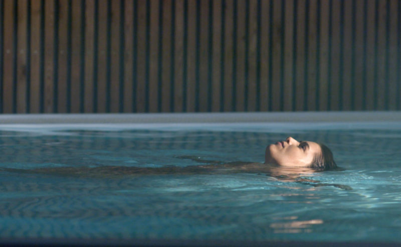 Frau ist bis auf das Gesicht mit dem Kopf im Schwebebecken der Therme Brandenburg untergetaucht