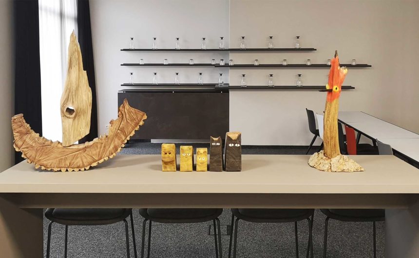 Mehrere Skulpturen auf einem Tisch in der Ausstellung Andreas Posch